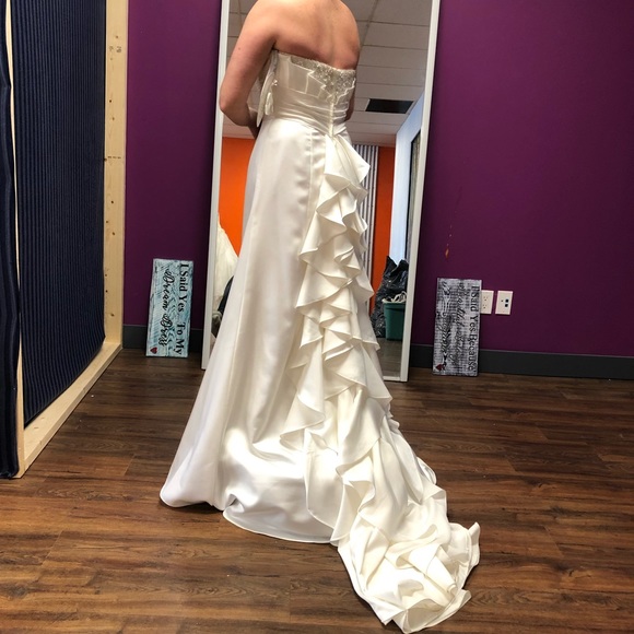 Beautiful Wedding dress - Picture 2 of 3